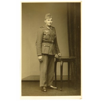 Studiofoto av en soldat med värvad rang i Wehrmacht.. Espenlaub militaria